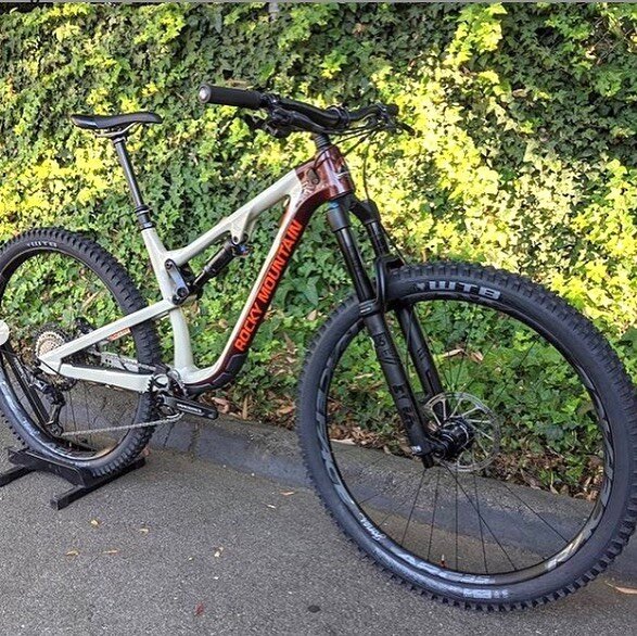 Jeremy at Radcycleworks just finished this beautiful Rockymountainbicycles machine for our customer Chris. I assembled a wheelset with RaceFace Vault boost hubs with a Microspline freehub onto RaceFace Arc35 offset alloy rims. Jeremy topped it off with WTB Verdict 2.5 tires. With all due respect to Arby&rsquo;s, WE got the meat. #rockymountainbikes #racefacerims #racefacevaulthubs#radcycleworks #handbuiltwheels #wegotthemeats
